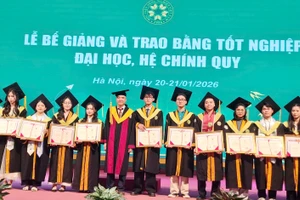 GS.TS.NGƯT Phạm Văn Cường, Phó Giám đốc Học viện Nông nghiệp Việt Nam chụp ảnh lưu niệm với các tân cử nhân, kỹ sư, bác sĩ thú y.