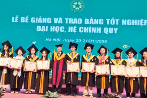 GS.TS.NGƯT Phạm Văn Cường, Phó Giám đốc Học viện Nông nghiệp Việt Nam chụp ảnh lưu niệm với các tân cử nhân, kỹ sư, bác sĩ thú y.
