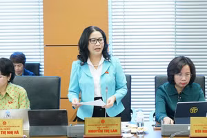 GS.TS Nguyễn Thị Lan – Giám đốc Học viện Nông nghiệp Việt Nam, đại biểu đoàn đại biểu Quốc hội TP Hà Nội phát biểu thảo luận tại tổ 1 - chiều 22/10.