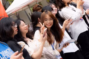 Sinh viên Trường ĐH Thăng Long hào hứng tham gia Ngày hội việc làm năm 2025.