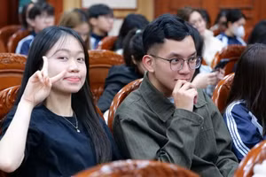 Sinh viên tham dự NEU CAREER WEEK 2025.