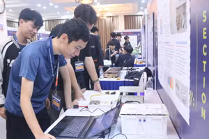 Các đội tham gia Cuộc thi Lập trình quốc tế NAPROCK PROCON được tổ chức tại Việt Nam, do Trường ĐH Công nghệ (ĐH Quốc gia Hà Nội).