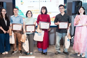 Ban tổ chức trao giải cho các tác giả, tác phẩm xuất sắc.