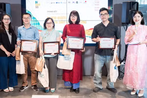 Ban tổ chức trao giải cho các tác giả, tác phẩm xuất sắc.