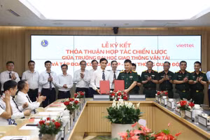 PGS. TS Lê Hoài Đức - Phó Hiệu trưởng Trường ĐH Giao thông vận tải và Thượng tá Cao Anh Sơn - Phó Tổng Giám đốc Tập đoàn Công nghiệp – Viễn thông Quân đội Viettel ký kết biên bản chiến lược.