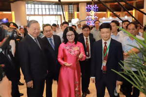 Tổng Bí thư Tô Lâm và lãnh đạo Đảng, Nhà nước tham quan các sản phẩm trưng bày của Học viện Nông nghiệp Việt Nam tại Triển lãm.