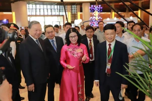 Tổng Bí thư Tô Lâm và lãnh đạo Đảng, Nhà nước tham quan các sản phẩm trưng bày của Học viện Nông nghiệp Việt Nam tại Triển lãm.