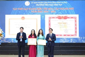 Ông Thái Văn Tài - Vụ trưởng Vụ Giáo dục phổ thông (Bộ GD&ĐT) trao Bằng khen tập thể Lao động xuất sắc cấp thành phố năm học 2024 - 2025.