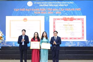 Ông Thái Văn Tài - Vụ trưởng Vụ Giáo dục phổ thông (Bộ GD&ĐT) trao Bằng khen tập thể Lao động xuất sắc cấp thành phố năm học 2024 - 2025.