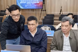 Cán bộ Trường ĐH Mở Hà Nội hỗ trợ đại biểu tham gia tập huấn cập nhật các tính năng mới cũng như cơ sở dữ liệu của phần mềm.