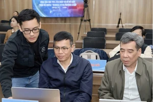 Cán bộ Trường ĐH Mở Hà Nội hỗ trợ đại biểu tham gia tập huấn cập nhật các tính năng mới cũng như cơ sở dữ liệu của phần mềm.