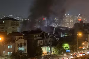 Đám cháy tạo cột khói nghi ngút.