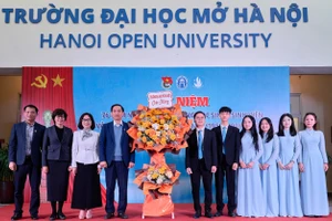 Lãnh đạo Trường ĐH Mở Hà Nội tặng hoa chúc mừng Hội Sinh viên.