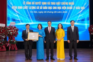 Lãnh đạo Trung tâm Kiểm định chất lượng Giáo dục Thăng Long (ngoài cùng bên trái) trao Giấy chứng nhận kiểm định chất lượng cơ sở giáo dục chu kỳ 2 cho Học viện Quản lý giáo dục.