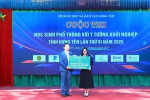 ThS. Đỗ Thị Kim Hương - Giám đốc Trung tâm Quan hệ công chúng và Hỗ trợ sinh viên, Học viện Nông nghiệp Việt Nam trao tặng kinh phí hỗ trợ học sinh THCS, THPT tỉnh Hưng Yên khởi nghiệp, nghiên cứu khoa học.