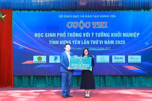 ThS. Đỗ Thị Kim Hương - Giám đốc Trung tâm Quan hệ công chúng và Hỗ trợ sinh viên, Học viện Nông nghiệp Việt Nam trao tặng kinh phí hỗ trợ học sinh THCS, THPT tỉnh Hưng Yên khởi nghiệp, nghiên cứu khoa học.