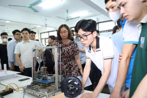 Cán bộ giảng viên, sinh viên Trường ĐH Giao thông vận tải.