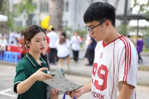 Thí sinh tham dự Ngày hội lựa chọn nguyện vọng xét tuyển 2025 tại Đại học Bách khoa Hà Nội - ngày 19/7.