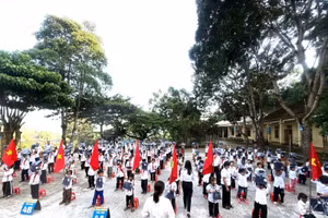 Học sinh Trường tiểu học Phà Đánh thuộc xã Nậm Cắn (Nghệ An) nhận quà do Tập đoàn Camon Group trao tặng trong ngày đầu năm học mới 2025-2026.