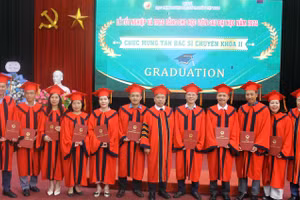 Tân bác sĩ chuyên khoa II nhận bằng tốt nghiệp từ lãnh đạo Học viện Học viện Y – Dược học cổ truyền Việt Nam.