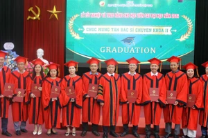 Tân bác sĩ chuyên khoa II nhận bằng tốt nghiệp từ lãnh đạo Học viện Học viện Y – Dược học cổ truyền Việt Nam.