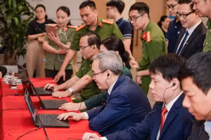 Lãnh đạo Bộ Thông tin và Truyền thông cùng các đại biểu trải nghiệm bài học đầu tiên “Kỹ năng thoát nạn khi xảy ra cháy ở Nhà ống, sáng 12/7.