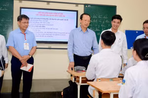 Thứ trưởng Bộ GD&ĐT Phạm Ngọc Thưởng và đoàn công tác thăm, động viên học sinh Trường THPT chuyên Lương Văn Tụy (Ninh Bình).