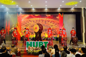 Lễ khai giảng năm học 2024 – 2025 của Trường ĐH Kinh doanh và Công nghệ Hà Nội diễn ra trang trọng, ấm cúng.