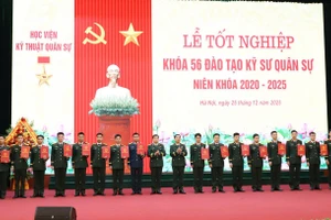  Các học viên tốt nghiệp loại giỏi nhận bằng tốt nghiệp.