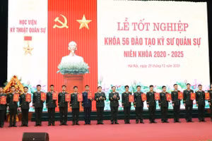  Các học viên tốt nghiệp loại giỏi nhận bằng tốt nghiệp.