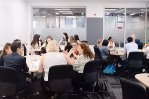 Các đại biểu giao lưu, chia sẻ kinh nghiệm và cùng nhau phát triển ý tưởng hợp tác giữa các lĩnh vực. (Hình: RMIT).