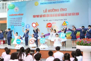 Học sinh Trường tiểu học Đông Thái (Tây Hồ, Hà Nội) tuyên truyền pháp luật bằng hình thức sân khấu hóa.