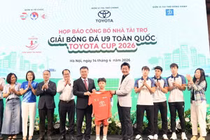 Ban tổ chức trao áo đấu cho các cầu thủ nhí (Ảnh: B.Khánh).