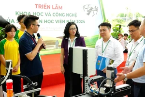 GS.TS Nguyễn Thị Lan - Giám đốc Học viện Nông nghiệp Việt Nam (áo tím) thăm khu trưng bày các sản phẩm nghiên cứu khoa học của sinh viên.