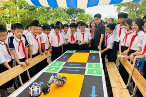 Học sinh hào hứng tham gia Ngày hội STEM–AI–Robotics tại Trường THCS Trần Phú (Lĩnh Nam, Hà Nội).