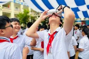 Trải nghiệm công nghệ thực tế ảo VR Metaverse mang đến nhiều hứng thú cho học sinh.