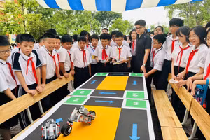 Học sinh hào hứng tham gia Ngày hội STEM–AI–Robotics tại Trường THCS Trần Phú (Lĩnh Nam, Hà Nội).