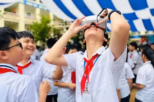 Trải nghiệm công nghệ thực tế ảo VR Metaverse mang đến nhiều hứng thú cho học sinh.