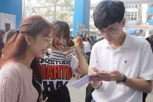 Đại diện các đơn vị tuyển dụng tư vấn vị trí việc làm và các yêu cầu cần thiết cho sinh viên.