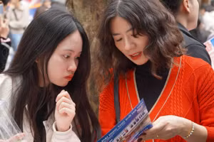 Thí sinh tham dự Ngày hội tư vấn tuyển sinh, hướng nghiệp năm 2025. Ảnh: Sỹ Điền.