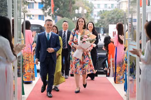 Bộ trưởng, Thủ hiến vùng Wallonie-Bruxelles và đoàn đại biểu các trường đại học, viện nghiên cứu Pháp ngữ Vương quốc Bỉ đến thăm Trường ĐH Hà Nội.