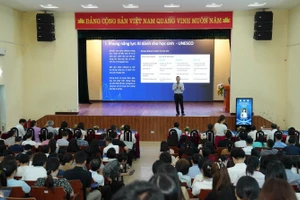 Chuyên gia chia sẻ tham luận tại hội thảo.