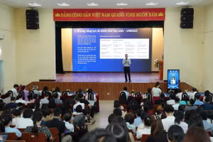 Chuyên gia chia sẻ tham luận tại hội thảo.