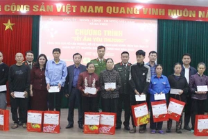 Hội Người con Thánh Gióng trao quà Tết cho người dân xã Đa Phúc.