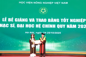 TS Nguyễn Công Tiệp – Phó Giám đốc Học viện Nông nghiệp Việt Nam trao bằng tốt nghiệp cho tân cử nhân.