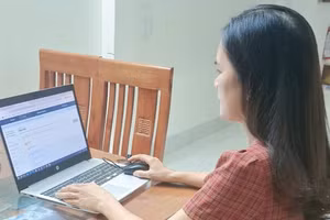 Cô giáo giao bài học và bài tập cho học sinh thông qua nền tảng Khan Academy. 