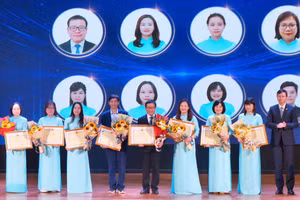 Nhiều cán bộ, giảng viên Khoa Kỹ thuật và Công nghệ, Trường ĐH Sư phạm Hà Nội được vinh danh, khen thưởng.