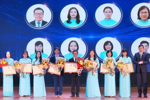 Nhiều cán bộ, giảng viên Khoa Kỹ thuật và Công nghệ, Trường ĐH Sư phạm Hà Nội được vinh danh, khen thưởng.