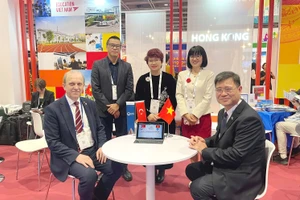 GS.TS Trần Thanh Hải - Hiệu trưởng Trường ĐH Mỏ - Địa chất ký kết thỏa thuận hợp tác với các đối tác quốc tế.