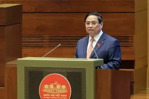 Thủ tướng Chính phủ Phạm Minh Chính trình bày Báo cáo tại phiên khai mạc Kỳ họp thứ 10, Quốc hội khoá XV (sáng 20/10) - Ảnh: VGP/Nhật Bắc.